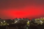 何かが始まってしまったのか？血のように赤く染まった異様な空に住民驚愕