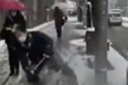 【動画】 動画撮影中、雪でスリップした自転車が突っ込む 「痛い！」「痛い！」「痛い！」 ⇒ 行ってしまう・・