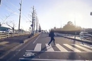 横断歩道で譲った歩行者が第2車線の車にはねられかけるギリギリ動画。