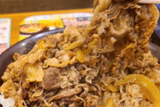 すき家で男子高校生グループがキング牛丼を注文してグチャグチャに　→　スマホで撮影して出ていき、片付ける外人バイトが悲しい顔してた