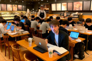 【画像】外人「日本人がスターバックスで勉強してる…　ホームレスなのか？」