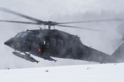 スキーソリを装備した米陸軍UH-60ブラックホークヘリが雪山で空挺部隊を支援！