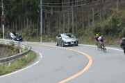 狭い山の道路にサイクリスト続々「いつか大事故に」　2台並走、危険な追い越し例も