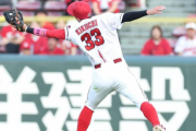 カープ菊池『超絶美技』！背走ジャンピングキャッチで大量失点を防ぐ！