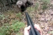 【恐怖】狩猟中に大きな熊と出会ってしまったハンターの映像。（ロシア）