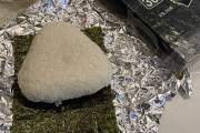 おにぎりをアルミホイルで巻く俺。少数派の模様