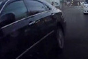 【動画】 高齢ドライバー、車に突っ込み壁に向かって踏みっぱなしはやばすぎる・・ 地獄のようなドラレコ動画が話題に