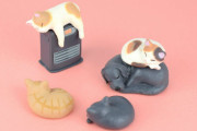 ぽかぽかになって眠るネコ～「暖をとる猫」がフィギュアになってガチャに登場！
