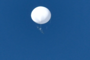 青森上空に正体不明の白い球体