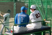 原辰徳監督と日ハム新庄剛志監督が“原タワー”で談笑　香水プレゼントも