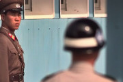 板門店の共同警備区域で北朝鮮軍が拳銃を携帯して警備…韓国軍側も再武装の可能性！