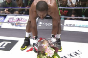 【悲報】メイウェザー相手に花束を投げ捨てたシーン、無事海外に拡散されるｗｗｗｗｗｗ