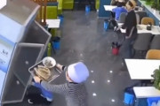 いたずらっ子が冷蔵庫に押しつぶされそうに！店員がトレイで危機一髪を救う