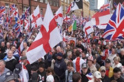 イギリスで15万人による「反移民」デモが開催　きっかけは亡命申請者による少女への性的嫌がらせ