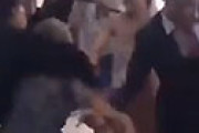 【動画】 結婚式場で修羅場　発狂した女が乱入し新郎へ愛を叫び花嫁に暴行