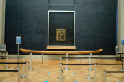 【画像】ルーブル美術館の有名絵画モナリザ、例の環境活動家たちにめちゃくちゃにされる「私達は健康で持続可能な食料への権利を訴えます」