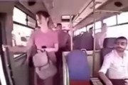 【悲報】女さん、慣性の法則を知らず走行中のバスから降りてしまう