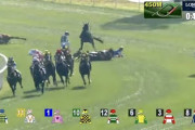 【悲報】香港スプリントで大量落馬事故発生、ピクシーナイト、ダノンスマッシュらが巻き込まれた模様