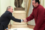 海外「プーチンがアメリカ人俳優のスティーブン・セガールに友好勲章を授与。対日米人道関係特別代表」