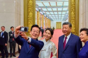習主席が贈ったシャオミのスマホで…韓中首脳が「記念自撮り写真」撮影 [1/6]  [ばーど★]
