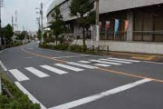 信号がない横断歩道でワイがおるのに止まらん車wwwwwwww