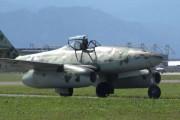 オーストリアのエアーショーでジェット戦闘機「メッサーシュミット Me262」が飛行！