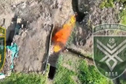 ウクライナ軍第68猟兵旅団、ドローンでロシア軍塹壕に火炎瓶を投下！