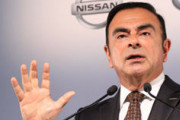 【悲報】ゴーンさん、ご飯にソースをかけてしまう
