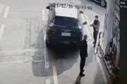 【動画】中国のガソスタで人の車の給油ノズルを引っこ抜いて火をつけるガソリンジョーカーが発生
