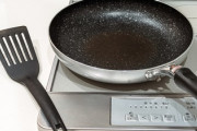 フライパンメーカー「フッ素加工のフライパンは健康に悪いな…せや！」