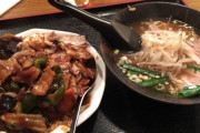 僕「回鍋肉丼と半ラーメンのセットください」店「回鍋肉丼半拉麺オマチドサマ」
