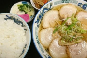 【画像】ラーメンライスの「正しい食べ方」を知ってるデス…？