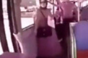 【動画】 慣性の法則を知らない女性がバスの中から・・ 衝撃動画が流出