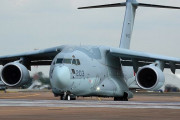 空自C-2輸送機が不整地運用の試験し始めた？…路外の草地走らせてる！