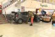 【衝撃】屋上から車が「ダイナミック入店」 、車が階段に突っ込みそのままスーパー1階へ転落