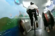 【動画】動く歩道で超加速を楽しんでいた自転車乗りが(@_@;)