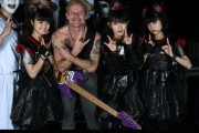 レッチリのフリーさんがBABYMETALと神バンドとの2016年UKでのバックステージ写真を公開