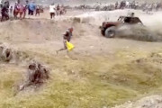 【動画】四輪オフロードレースで死亡事故。コース脇の女性がひかれてしまう。