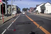 【ドラレコ】先頭車が歩道の人のために停車するも後続車が信じられない行動に！！チンパンジーからは免許とりあげろよもう･･･