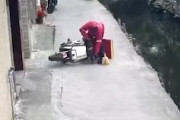 【動画】悲惨すぎるフーデリの配達員が中国で撮影される（ノ∇`）
