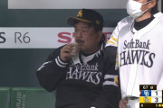 ベンチで紙コップを持つ藤本監督　中身アルコールやろこれｗｗｗ