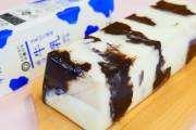 海外「牛乳パックの模様を忠実に再現」牛柄ミルクプリンの夢の大量スイーツ