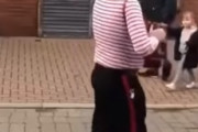 子供ドン引き！ダチョウのように見えるナニカを連れ、アコーディオンを弾きながら歩くおじさんが海外で話題に
