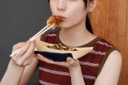 ＜日向坂46小坂菜緒＞故郷・大阪に「こさかなと帰ろう！」　熱々のたこ焼きを頬張り　いつもりリラックス