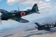 アリゾナ州南部上空を太平洋戦争時の艦上戦闘機「零戦」と「ヘルキャット」が翼を並べて飛行！