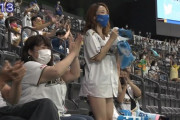 【悲報】おハム女子、とんでもない格好で観戦するｗｗ　すまん、球場行くわ…