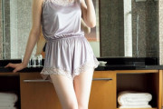 【乃木坂46】松村沙友理、グラビア登場！セクシーな部屋着姿　色白美脚に釘付け