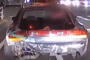 【悲報】ボロボロの状態で危険運転する車が目撃される←車体に「バカ」の文字…自己紹介か？？？