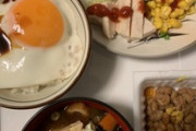 自室ひきこもりニートだけど、親が部屋に運んできた夕飯晒すから評価よろ（※画像あり）