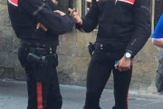 【朗報】イタリアのポリス、色気が凄いと一部で話題に